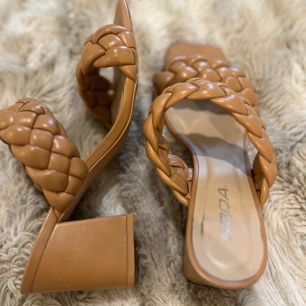 SODA knotted beige sandals